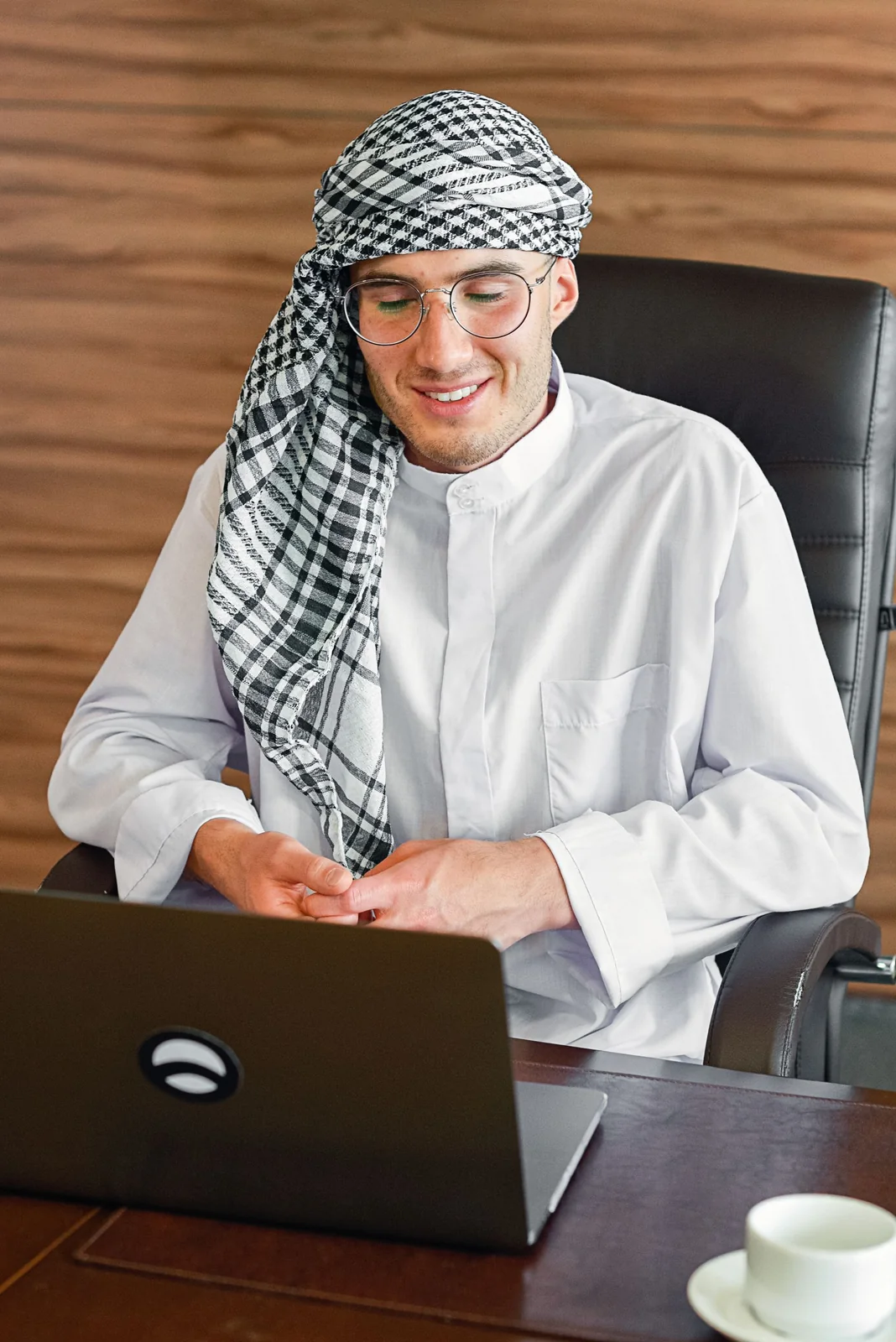 شابٌّ سعودي يتابع منصة جهته على حاسوبه