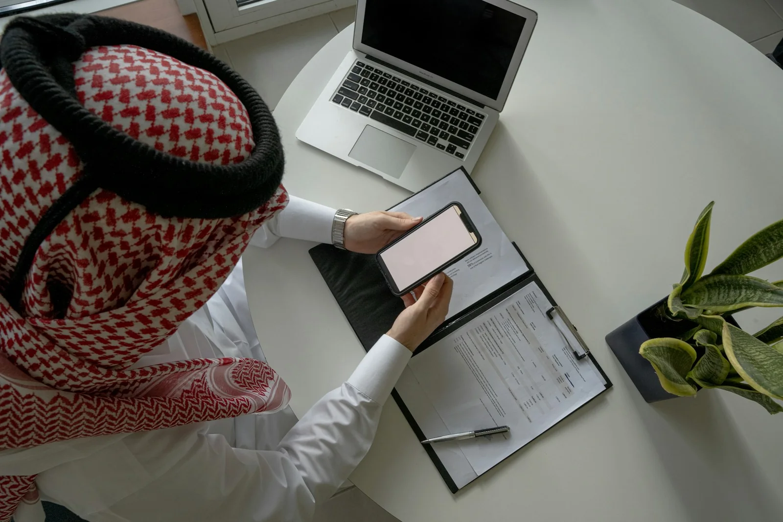 عضوٌ يتابع درساً على حاسوبه